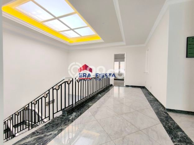 Dijual Rumah Luas Elegan Dengan View Cantik di Puri Indah, Jakarta Barat Dijual Rumah Luas Elegan Dengan View Cantik di Puri Indah, Jakarta Barat