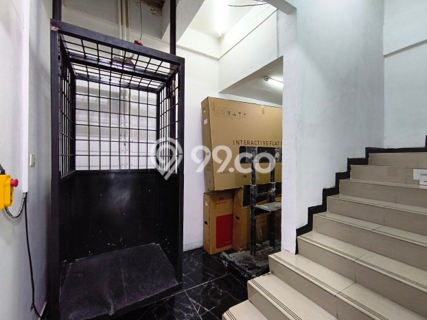 Area Ramai! Ruko Dijual di Kebon Jeruk untuk Bisnis Luas Bangunan 280m2 Area Ramai! Ruko Dijual di Kebon Jeruk untuk Bisnis Luas Bangunan 280m2