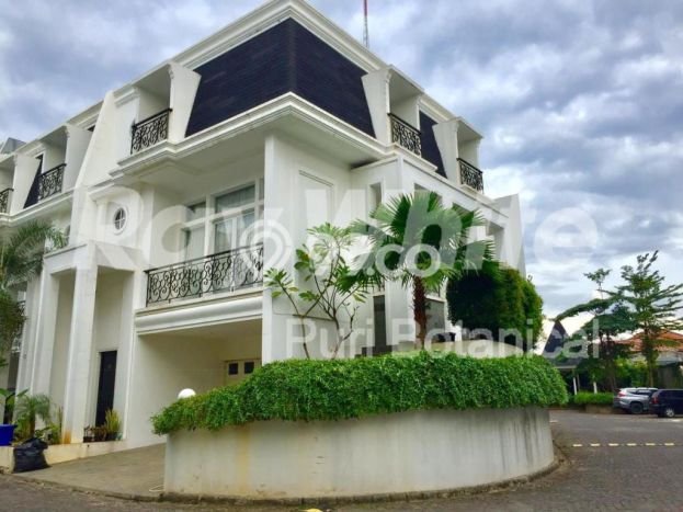 Rumah Elit LB 300m2 Siap Pakai Desain Elegan di Meruya, Jakarta Barat Rumah Elit LB 300m2 Siap Pakai Desain Elegan di Meruya, Jakarta Barat