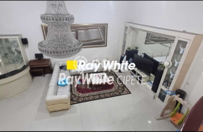 Rumah Mewah LB 540m2 Siap Huni Desain Elegan di Srengseng, Jakarta Barat Rumah Mewah LB 540m2 Siap Huni Desain Elegan di Srengseng, Jakarta Barat