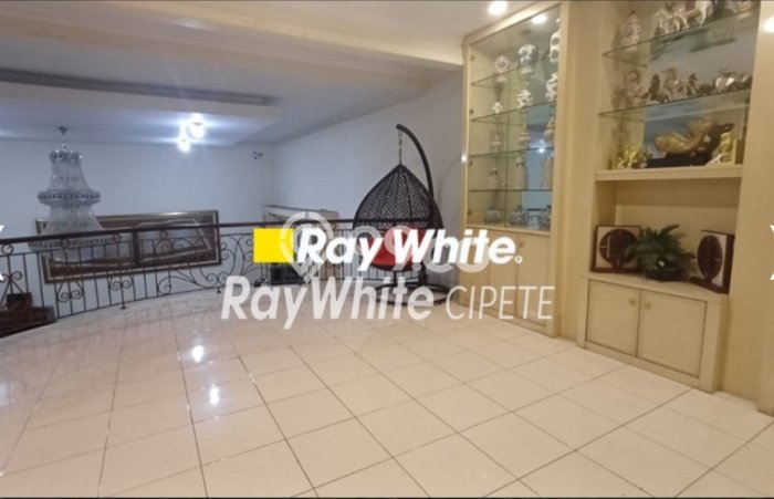Rumah Mewah LB 540m2 Siap Huni Desain Elegan di Srengseng, Jakarta Barat Rumah Mewah LB 540m2 Siap Huni Desain Elegan di Srengseng, Jakarta Barat
