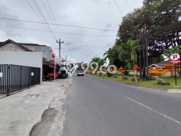 Unit Ruko Paling Strategis di Gamping Sleman dengan LB 334m2 Unit Ruko Paling Strategis di Gamping Sleman dengan LB 334m2