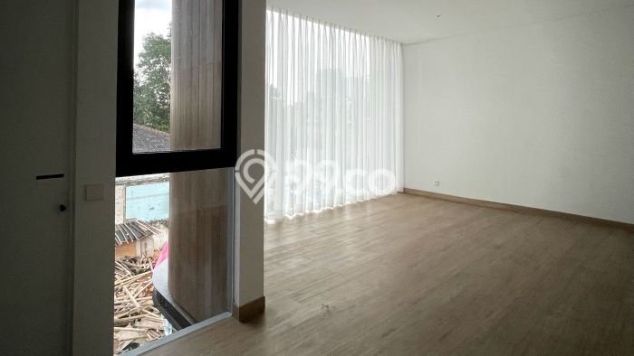 Ready to Use! Luxury House LT 107m2 Desain Elegan di Kemang Ready to Use! Luxury House LT 107m2 Desain Elegan di Kemang