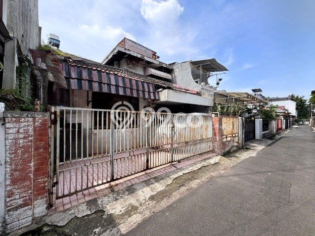 For Sale Rumah 5 Kamar Lokasi Ideal Nyaman dan Strategis di Tebet For Sale Rumah 5 Kamar Lokasi Ideal Nyaman dan Strategis di Tebet