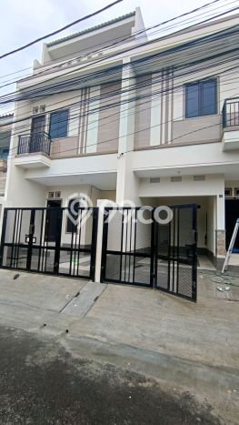 For Sale Hunian Rumah Nyaman 4 Kamar di Duri Kepa, Jakarta Barat For Sale Hunian Rumah Nyaman 4 Kamar di Duri Kepa, Jakarta Barat