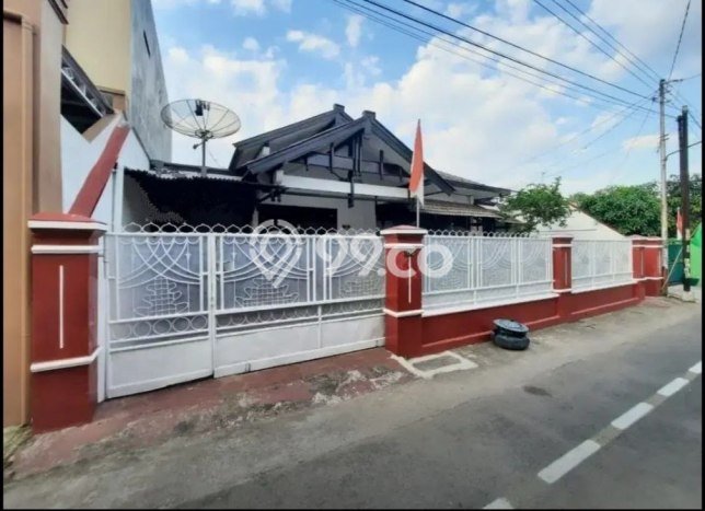 Rumah Mewah dengan 4 Kamar Tidur di Lingkungan Asri Laweyan, Surakarta Rumah Mewah dengan 4 Kamar Tidur di Lingkungan Asri Laweyan, Surakarta