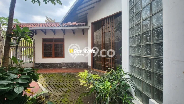 Rumah Elit LB 350m2 Siap Pakai Desain Elegan di Cikutra, Bandung Rumah Elit LB 350m2 Siap Pakai Desain Elegan di Cikutra, Bandung