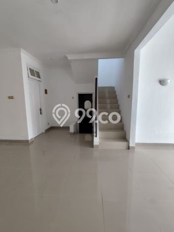 Rumah Strategis dengan Luas Tanah 136m² dan Luas Bangunan 180m² di Area Kota Wisata, Bogor Rumah Strategis dengan Luas Tanah 136m² dan Luas Bangunan 180m² di Area Kota Wisata, Bogor