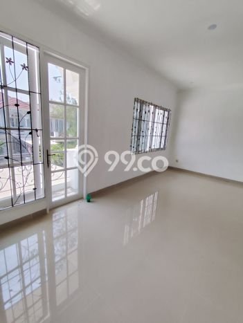 Rumah Strategis dengan Luas Tanah 136m² dan Luas Bangunan 180m² di Area Kota Wisata, Bogor Rumah Strategis dengan Luas Tanah 136m² dan Luas Bangunan 180m² di Area Kota Wisata, Bogor