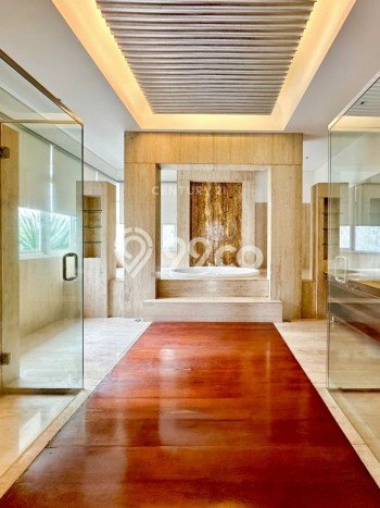 Hunian Modern dengan LT 560m2 & LB 643m2 Disewakan di Pondok Indah Hunian Modern dengan LT 560m2 & LB 643m2 Disewakan di Pondok Indah