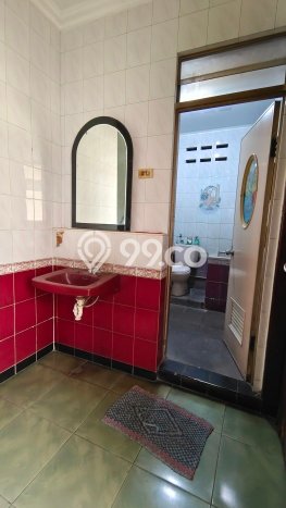 Ruko Disewa di Jakarta Barat dengan LB 300m2 Area Komersial Ramai Ruko Disewa di Jakarta Barat dengan LB 300m2 Area Komersial Ramai