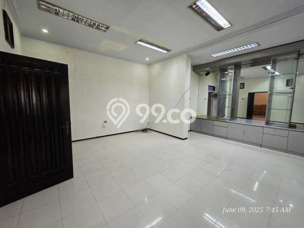 Sewa Rumah Strategis di Manyar LT 600m2 / LB 450m2 Kondisi Bagus Sewa Rumah Strategis di Manyar LT 600m2 / LB 450m2 Kondisi Bagus