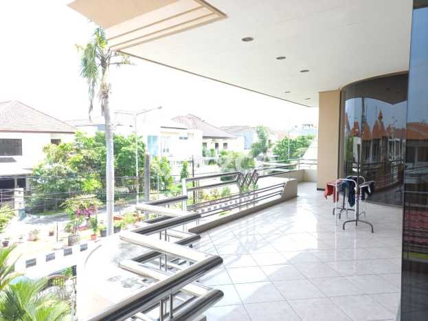 Hunian Mewah LB 1200m2 Siap Pakai Desain Elegan di Margorejo, Surabaya Hunian Mewah LB 1200m2 Siap Pakai Desain Elegan di Margorejo, Surabaya