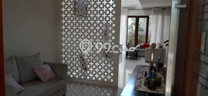 Rumah Mewah Siap Huni LT 200m2 di Wiyung, Surabaya Rumah Mewah Siap Huni LT 200m2 di Wiyung, Surabaya