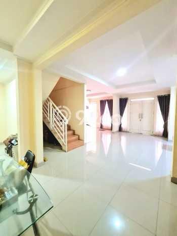 Hunian Mewah LB 200m2 Siap Huni Desain Elegan di Pondok Ranji, Tangerang Selatan Hunian Mewah LB 200m2 Siap Huni Desain Elegan di Pondok Ranji, Tangerang Selatan