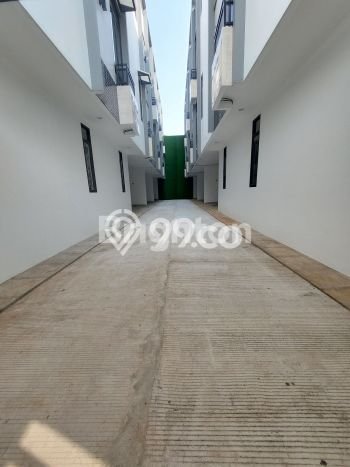 Rumah Luas Asri 4 KT Siap Pakai di Kedoya Jakarta Barat Rumah Luas Asri 4 KT Siap Pakai di Kedoya Jakarta Barat