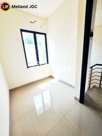 Disewakan! Rumah 4 Kamar Tidur &
2 Kamar Mandi di Jakarta Garden City, Jakarta Timur Disewakan! Rumah 4 Kamar Tidur &
2 Kamar Mandi di Jakarta Garden City, Jakarta Timur