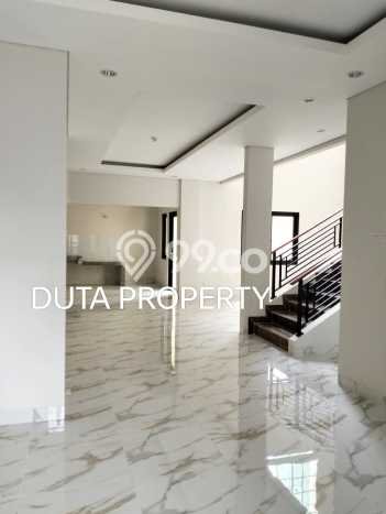 Rumah Mewah LB 300m2 Siap Huni Desain Elegan di Kota Wisata, Jakarta Timur Rumah Mewah LB 300m2 Siap Huni Desain Elegan di Kota Wisata, Jakarta Timur