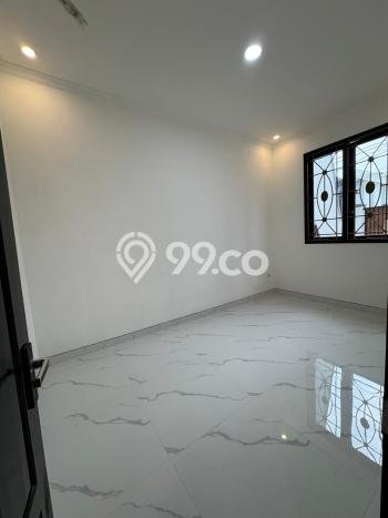 For Sale! Luxury House LT 180m2 Desain Elegan di Surabaya Kota For Sale! Luxury House LT 180m2 Desain Elegan di Surabaya Kota