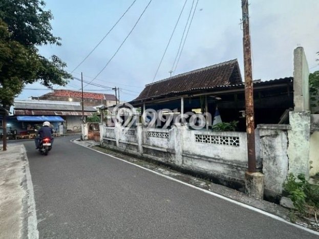 For Sale Rumah 3 Kamar Lokasi Strategis Bagus dan Strategis di Laweyan For Sale Rumah 3 Kamar Lokasi Strategis Bagus dan Strategis di Laweyan