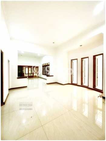 Rumah area Menteng, Lingkungan Asri, 2 KM Rumah area Menteng, Lingkungan Asri, 2 KM