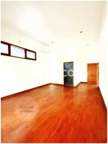 Rumah area Menteng, Lingkungan Asri, 2 KM Rumah area Menteng, Lingkungan Asri, 2 KM