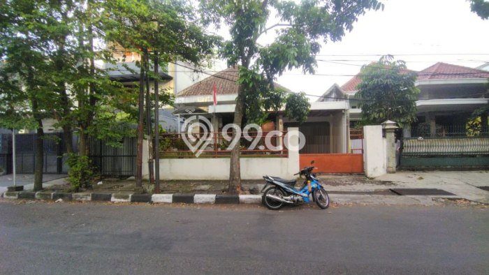 Ready to Use! Luxury House LT 283m2 Desain Elegan di Gatot Subroto Ready to Use! Luxury House LT 283m2 Desain Elegan di Gatot Subroto