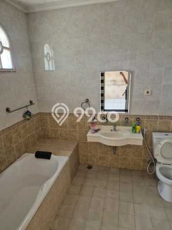 PRIME PROPERTY! Rumah di Legenda Wisata, 5 KT, Lingkungan Elite, Luas 215m² Bangunan 220m² PRIME PROPERTY! Rumah di Legenda Wisata, 5 KT, Lingkungan Elite, Luas 215m² Bangunan 220m²