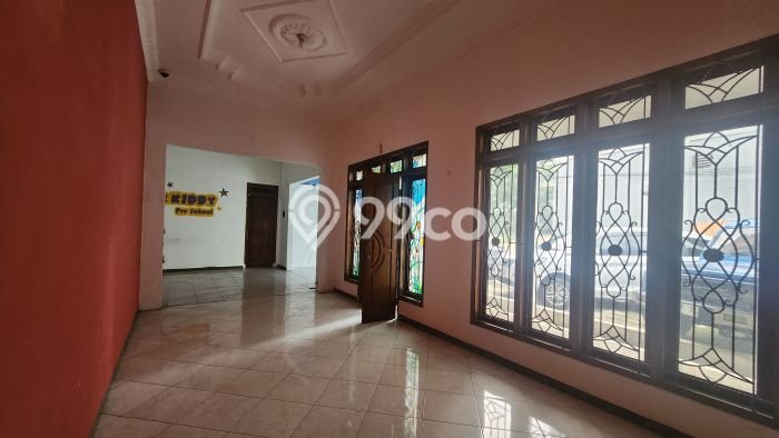 Lokasi strategis! Rumah siap pakai disewakan di Banyumanik LB 300m2 Lokasi strategis! Rumah siap pakai disewakan di Banyumanik LB 300m2