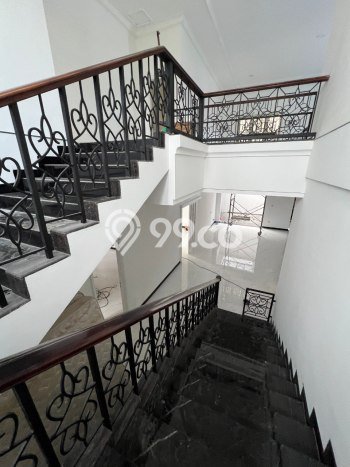 Rumah sewa siap pakai 5 KT di Mulyosari, Surabaya Rumah sewa siap pakai 5 KT di Mulyosari, Surabaya