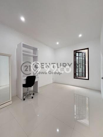 Ready to Use! Luxury House LT 112m2 Desain Elegan di Cipete Ready to Use! Luxury House LT 112m2 Desain Elegan di Cipete