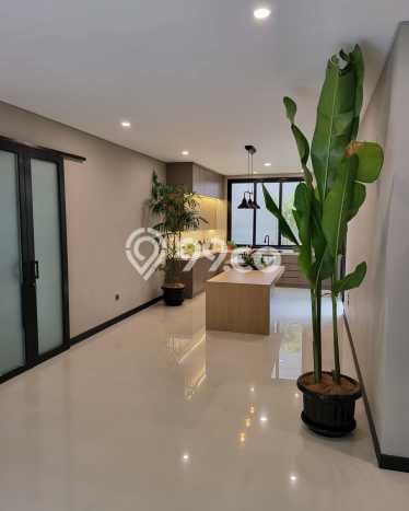 Rumah Mewah LB 300m2 Siap Pakai Desain Elegan di BSD City, Tangerang Rumah Mewah LB 300m2 Siap Pakai Desain Elegan di BSD City, Tangerang
