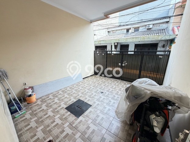 Rumah Modern 4 KT di Tanjung Duren Jakarta Barat Semi Furnished Rumah Modern 4 KT di Tanjung Duren Jakarta Barat Semi Furnished