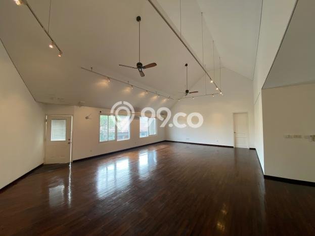 Sewa Rumah Nyaman di SCBD LT 400m2 / LB 800m2 Siap Huni Sewa Rumah Nyaman di SCBD LT 400m2 / LB 800m2 Siap Huni