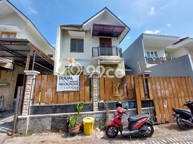 For Sale Rumah 4 Kamar Lokasi Strategis Bagus dan Strategis di Sleman For Sale Rumah 4 Kamar Lokasi Strategis Bagus dan Strategis di Sleman