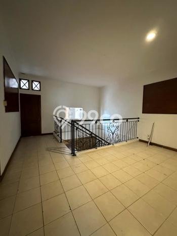 Rumah 9 Kamar Tidur Desain Minimalis di Kawasan Elite Cinere, Depok Rumah 9 Kamar Tidur Desain Minimalis di Kawasan Elite Cinere, Depok