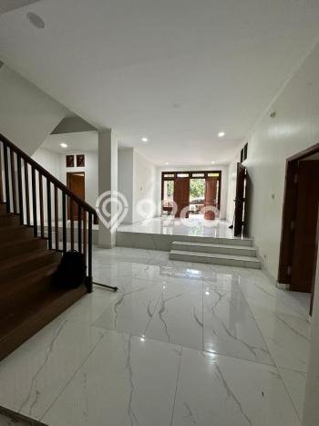 Rumah 9 Kamar Tidur Desain Minimalis di Kawasan Elite Cinere, Depok Rumah 9 Kamar Tidur Desain Minimalis di Kawasan Elite Cinere, Depok