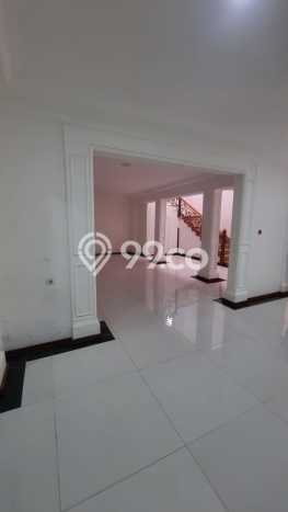 LOKASI PREMIUM! Rumah Strategis area Leuwi Panjang, Luas 240m2m² Bangunan 400m2m² LOKASI PREMIUM! Rumah Strategis area Leuwi Panjang, Luas 240m2m² Bangunan 400m2m²