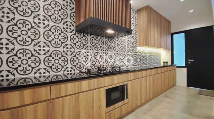 Ready to Use! Luxury House LT 407m2 Desain Modern di Cipete Ready to Use! Luxury House LT 407m2 Desain Modern di Cipete