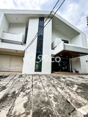 Ready to Use! Premium House LT 704m2 Desain Elegan di Kemang Ready to Use! Premium House LT 704m2 Desain Elegan di Kemang