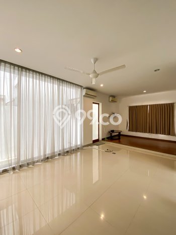 Ready to Use! Luxury House LT 127m2 Desain Elegan di Kemang Ready to Use! Luxury House LT 127m2 Desain Elegan di Kemang