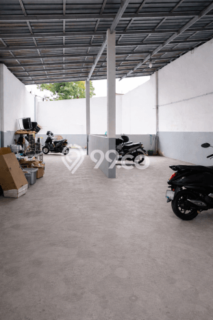 Unit Gudang Disewakan di Manyar di Area Ramai & Strategis Unit Gudang Disewakan di Manyar di Area Ramai & Strategis