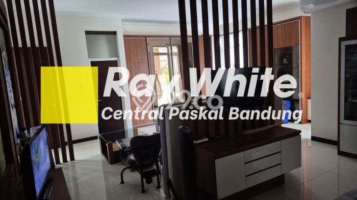 For Sale! Luxury House LT 240m2 Desain Elegan di Taman Kopo Indah For Sale! Luxury House LT 240m2 Desain Elegan di Taman Kopo Indah