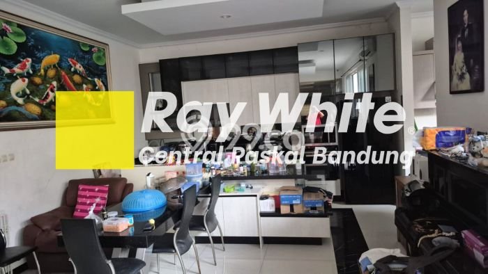 For Sale! Luxury House LT 240m2 Desain Elegan di Taman Kopo Indah For Sale! Luxury House LT 240m2 Desain Elegan di Taman Kopo Indah