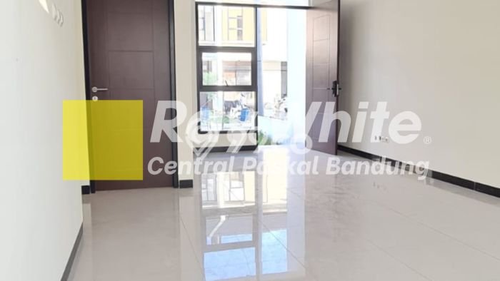 Rumah Minimalis 2 KT LT 120m2 di Taman Kopo Indah Rumah Minimalis 2 KT LT 120m2 di Taman Kopo Indah