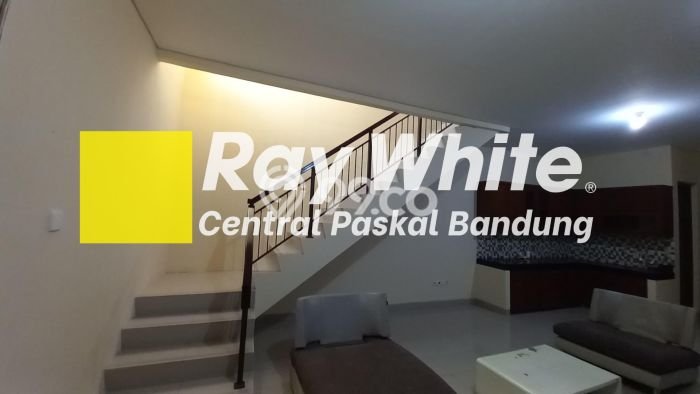 Ready to Use! Luxury House LT 180m2 Desain Modern di Buah Batu Ready to Use! Luxury House LT 180m2 Desain Modern di Buah Batu