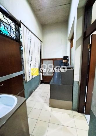 Ready to Use! Premium House LT 998m2 Desain Elegan di Pajajaran Ready to Use! Premium House LT 998m2 Desain Elegan di Pajajaran