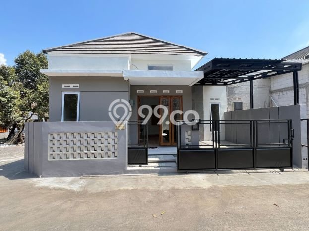 For Sale Rumah 4 Kamar Lokasi Ideal Bagus dan Strategis di Sleman For Sale Rumah 4 Kamar Lokasi Ideal Bagus dan Strategis di Sleman