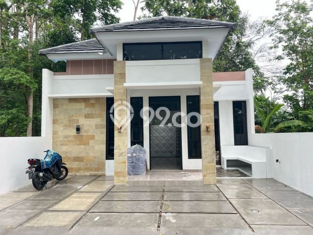 For Sale Rumah 4 Kamar Lokasi Ideal Bagus dan Strategis di Sleman For Sale Rumah 4 Kamar Lokasi Ideal Bagus dan Strategis di Sleman