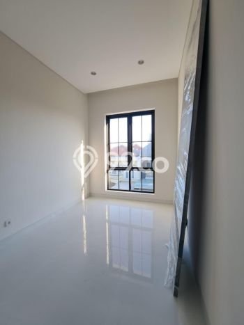 Dijual Rumah Mewah Elegan Dengan View Eksklusif di Graha, Surabaya Dijual Rumah Mewah Elegan Dengan View Eksklusif di Graha, Surabaya